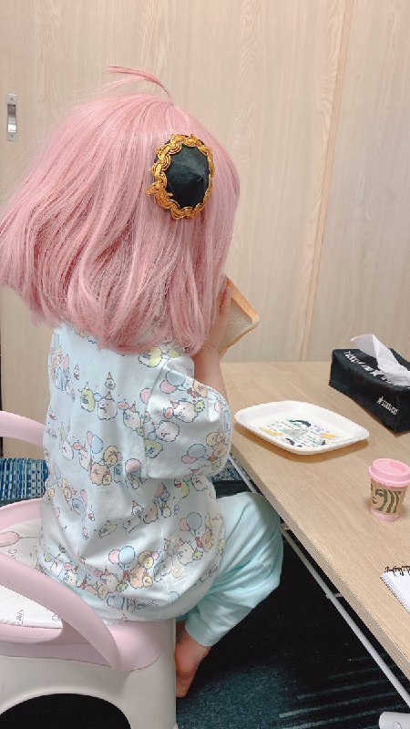 朝YUAが起きてアーニャになりたいって駄々こねて泣きじゃられてご飯できたよーって言ってもアーニャアーニャって聞かないからウィッグ被せたら大人しくなったwwwもう笑っちゃうw#アーニャ　#2歳 source