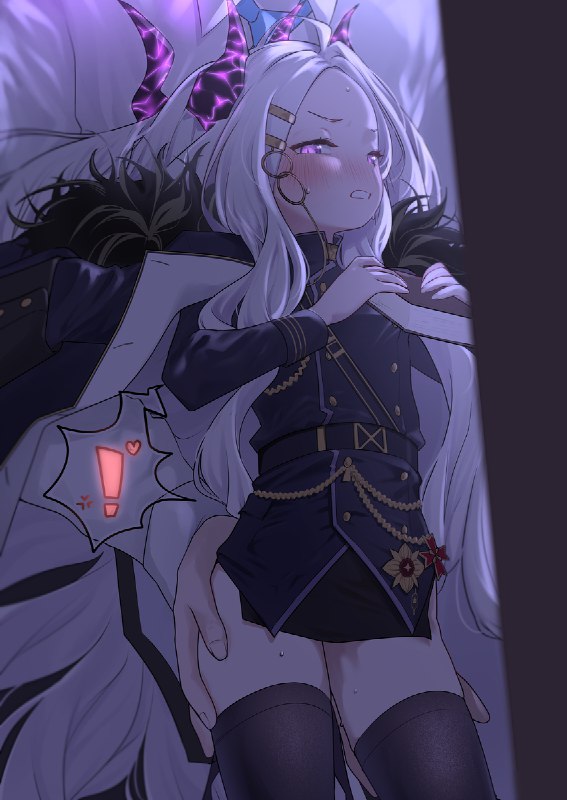 本棚でがんばるひなのおしりを支える