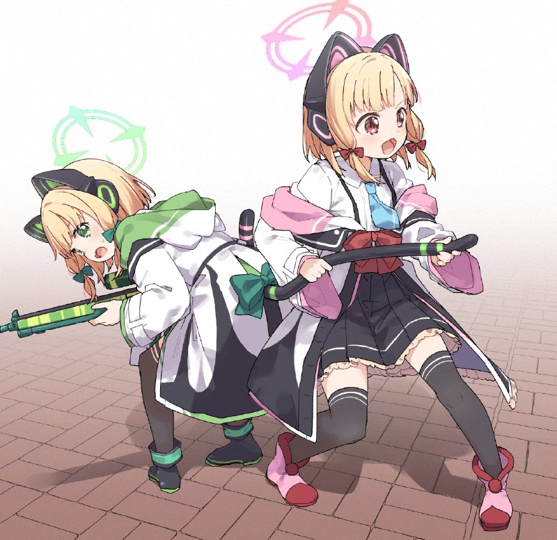 ミドリの尻尾を構えるモモイ