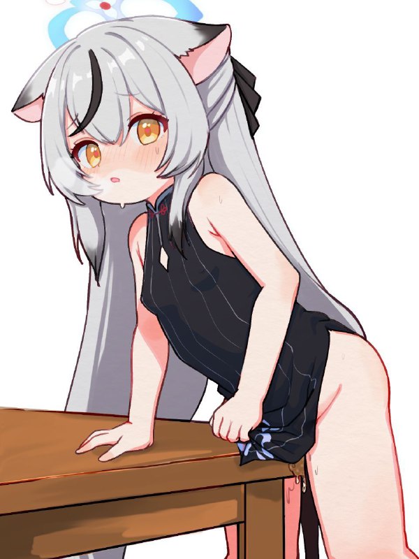 正在帮忙擦桌子的心奈酱😋#美图  #NSFW  #碧蓝档案